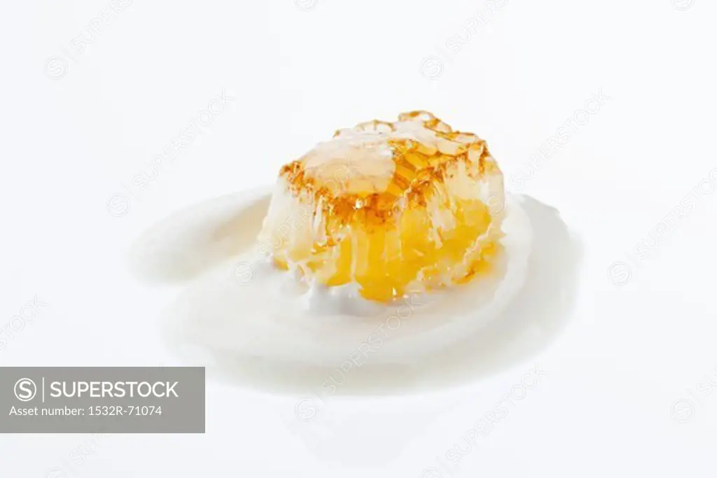 Honeycomb with yoghurt
