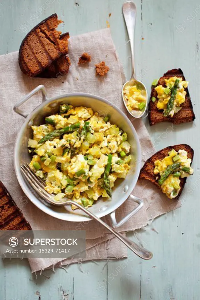 Scrambled egg with green asparagus, served with toasted bread