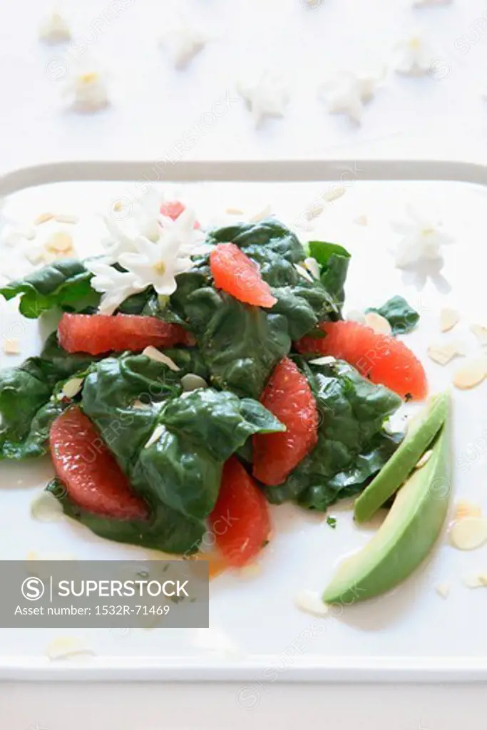 Spinach salad with grapefruit, avocado and sliced almonds