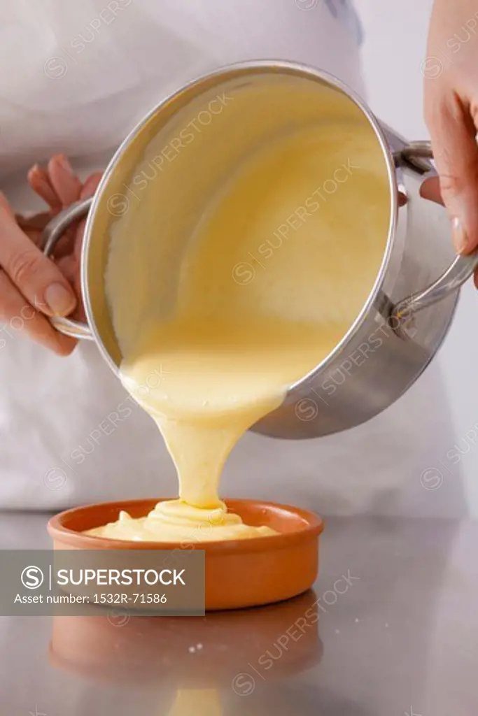 Making crème caramel (German Voice Over)