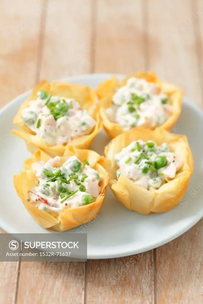 Filo pastry tartlets with ham, green peas and mayo salad