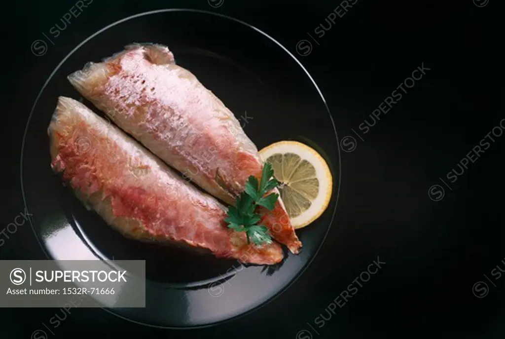 Baked red mullet with lemon and parsley