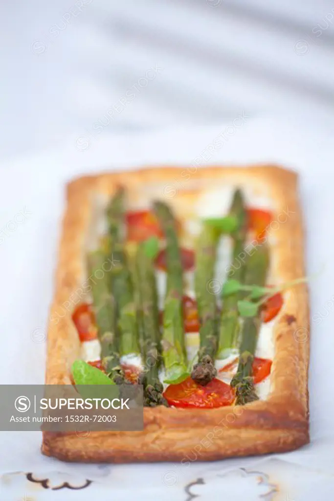 Puff pastry tart with goat's cheese, tomatoes and asparagus
