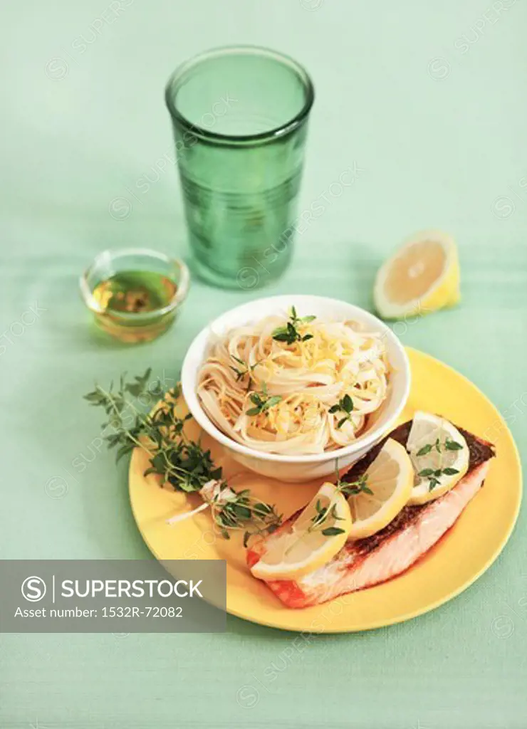 Salmon fillet and noodles with lemon sauce