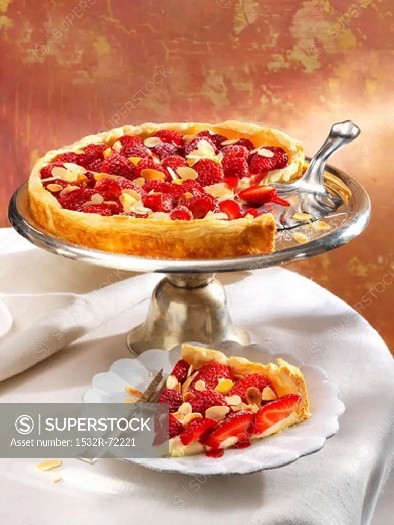 Strawberry and vanilla flan with sliced almonds