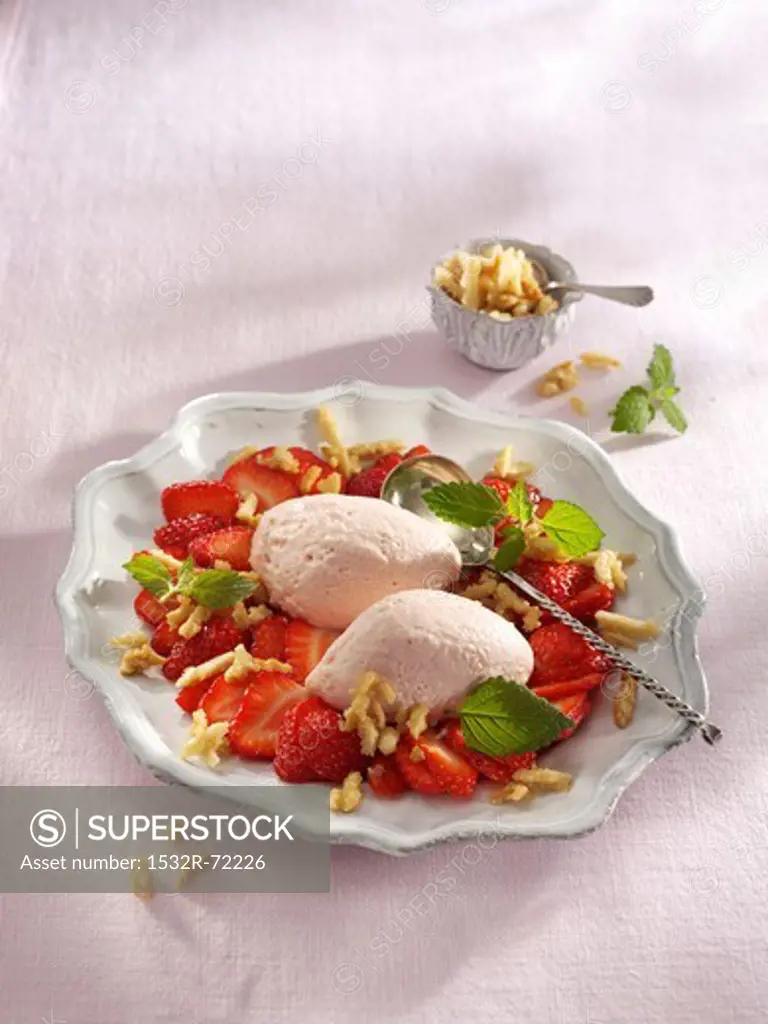 Strawberry mousse with strawberries and caramelised almonds