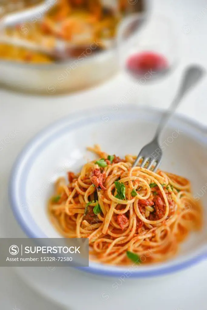Linguine with tomato sauce and parsley