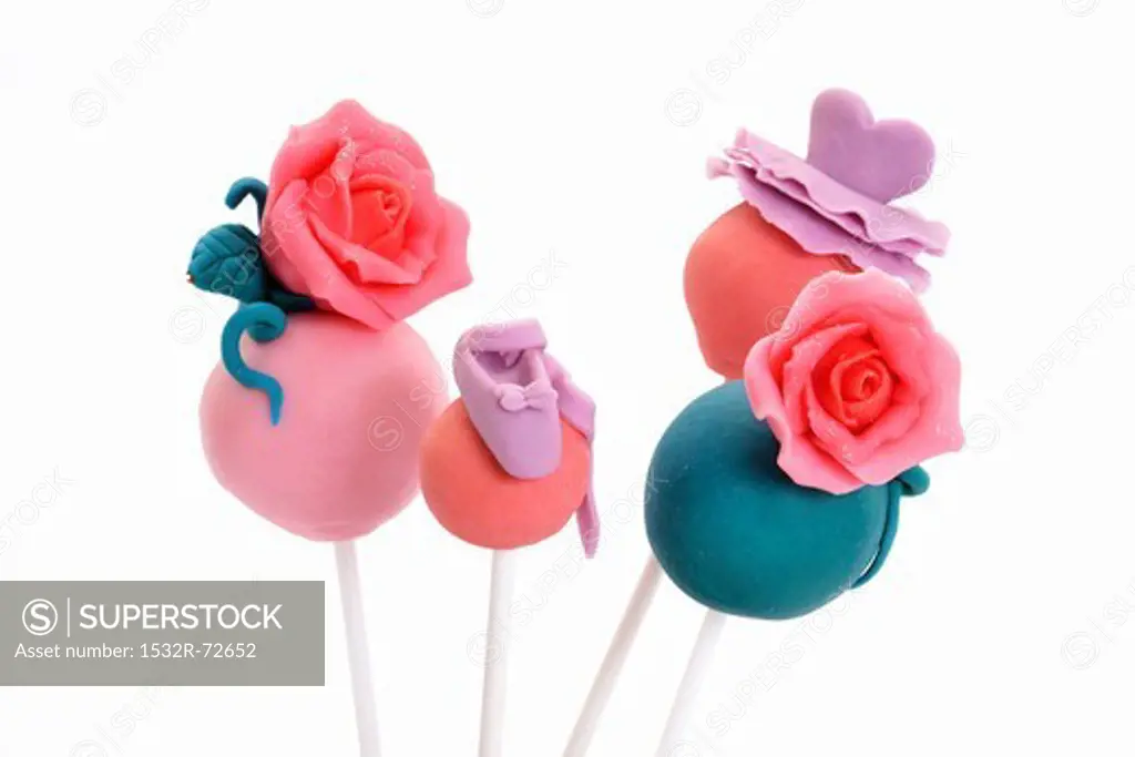 Cake pops decorated with marzipan roses