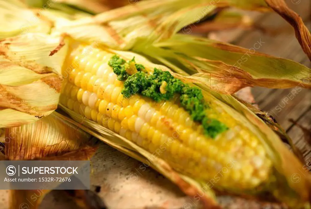 Barbecued corn on the cob with pesto