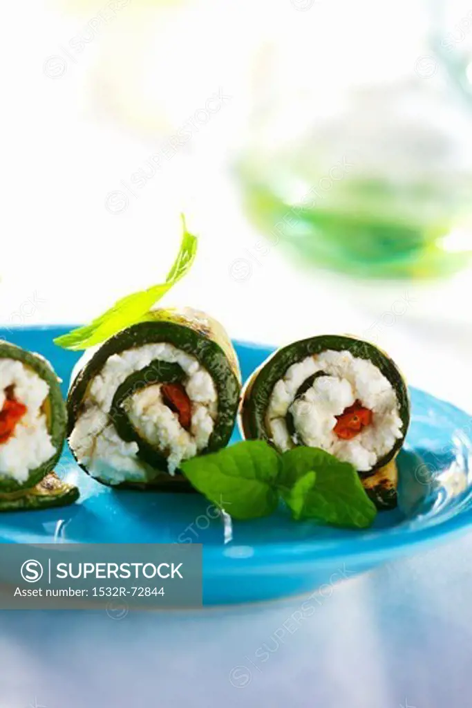 Grilled courgette rolls stuffed with sheep's cheese