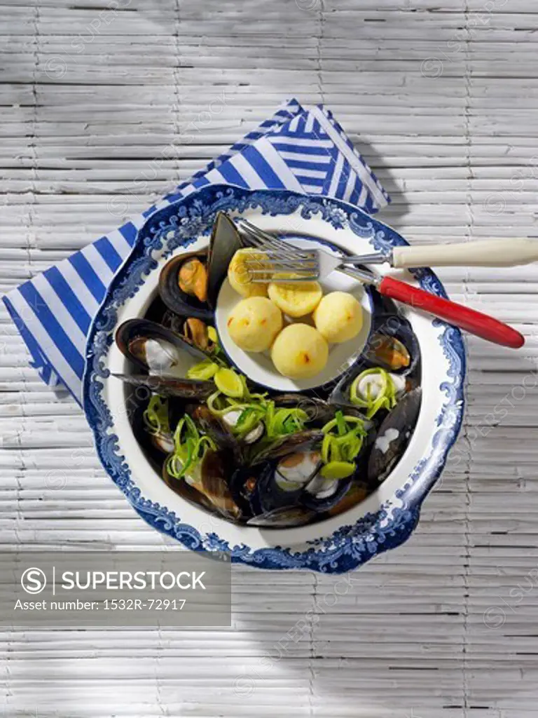 Mussels served with potato dumplings