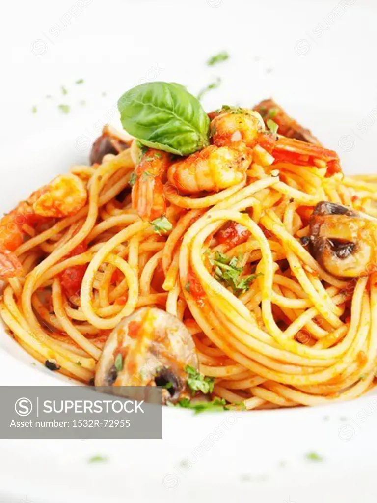Spaghetti arrabbiata with mushrooms and prawns (close-up)