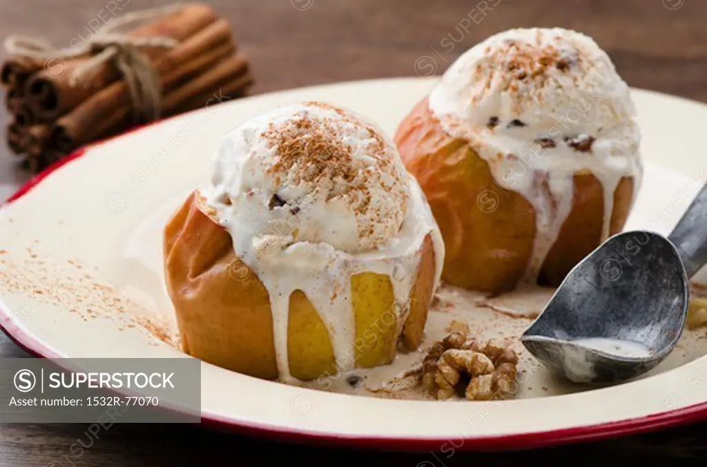Baked apples with walnut ice cream and cinnamon, 12/4/2013