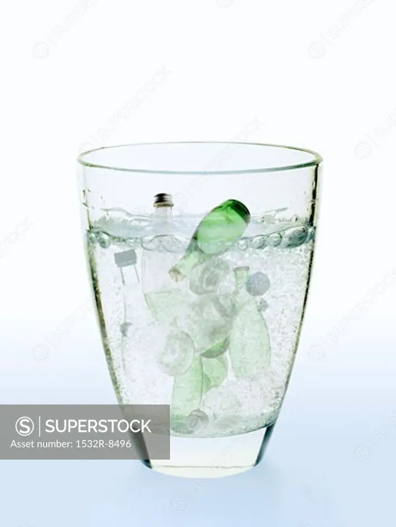 Symbolic picture: water bottles in a glass of water