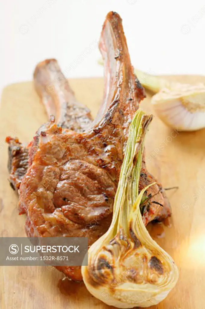 Grilled lamb chops with garlic