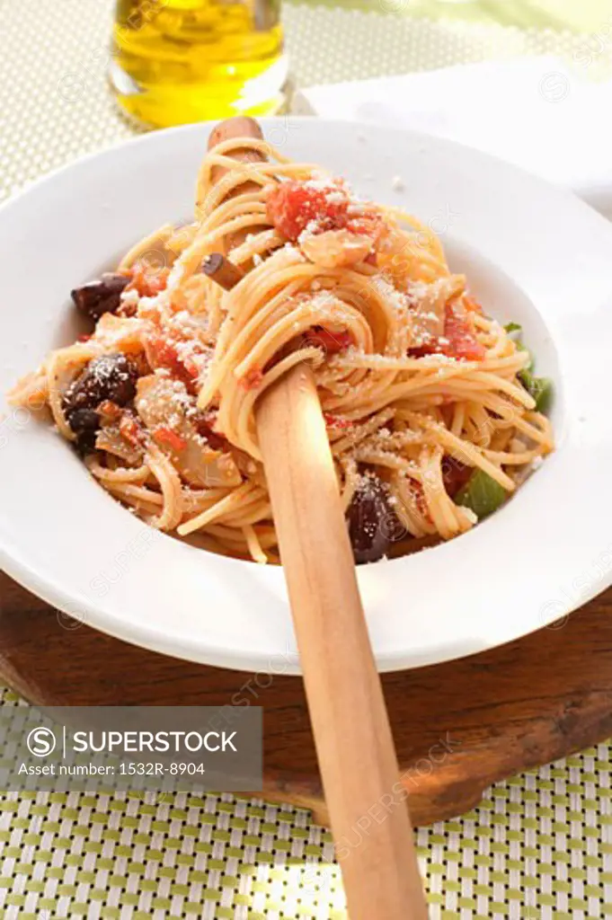 Spaghetti with olives, tomatoes and Parmesan