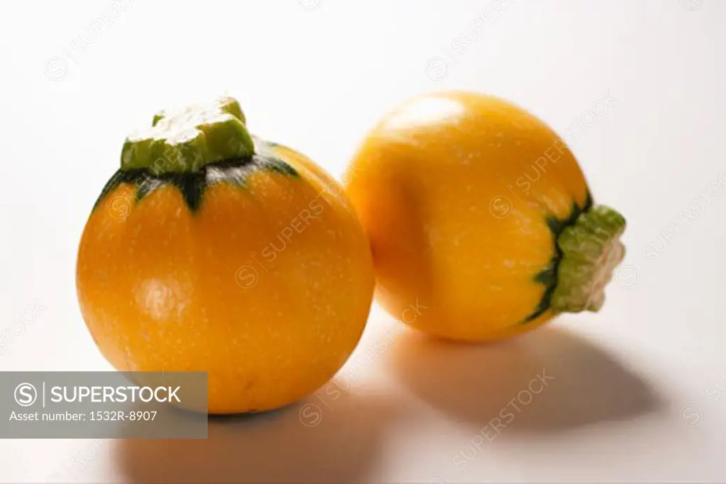Yellow round mini-courgettes