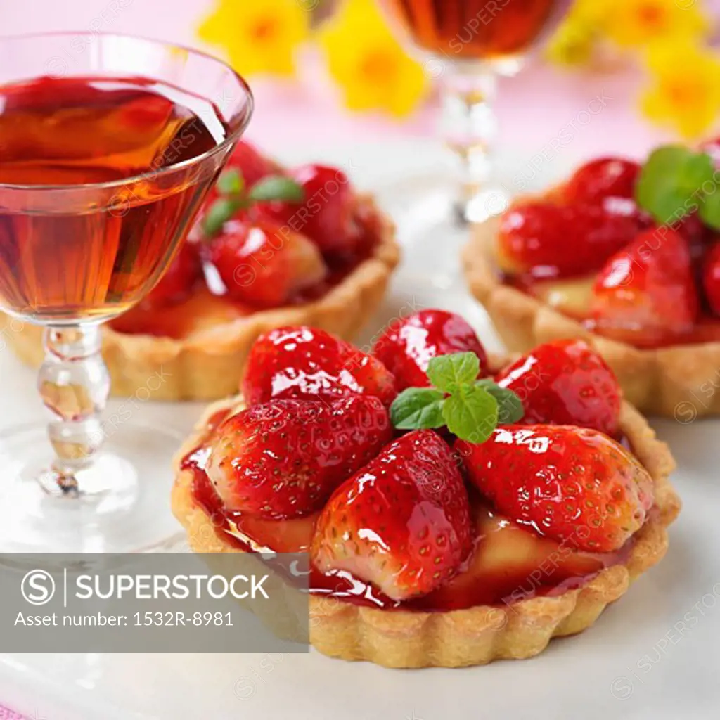 Strawberry tartlets with mint; dessert wine