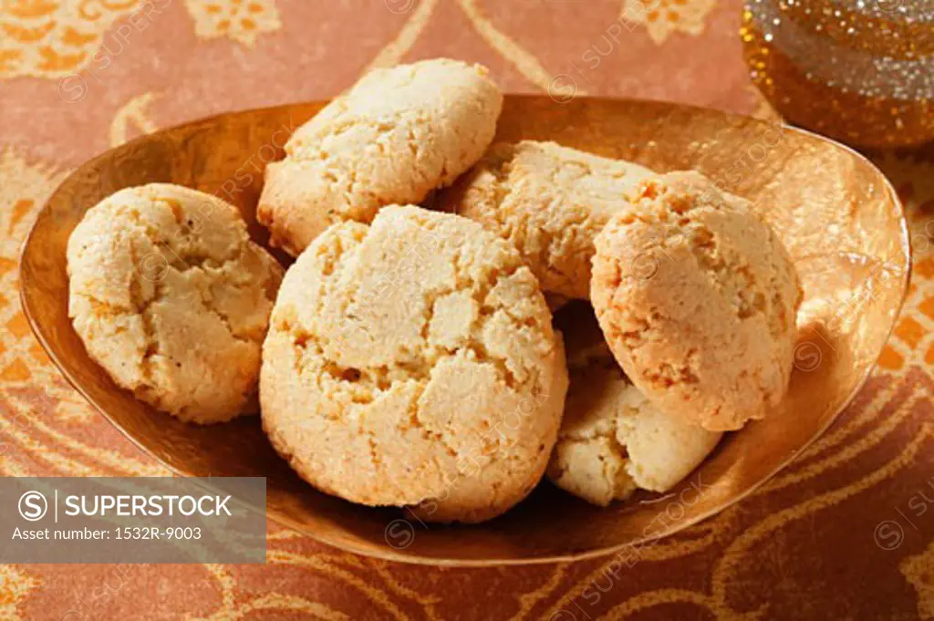 Almond biscuits in brown bowl