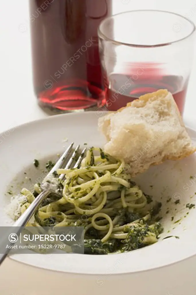 Linguine with pesto, white bread and red wine