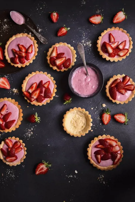 Shortbread tartlets with yoghurt, strawberry jelly and fresh strawberries
