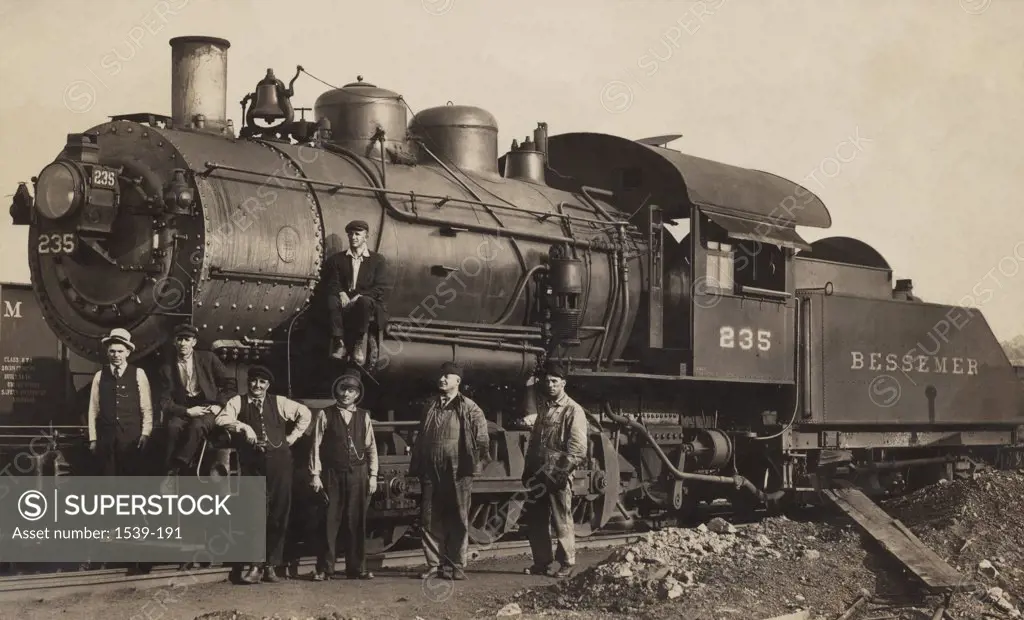 Group of people standing in front of a train engine, Bessemer and Lake Erie Railroad, Pittsburgh, Pennsylvania, USA, 1908