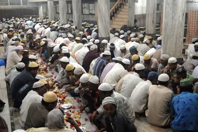 Muslims break their Ramzan or Ramadan fasting at Khatri Masjid in Pydhonie ; Bombay now Mumbai ; Maharashtra ; India  
