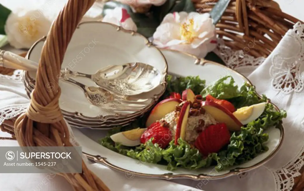 Close-up of salad on a plate in a wicker basket