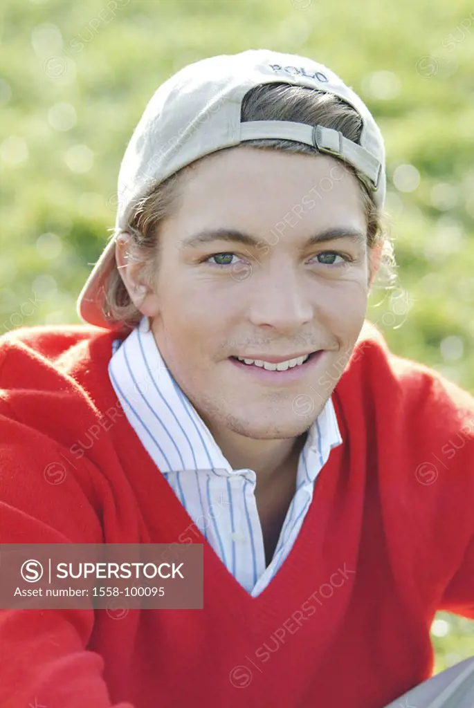 Man, young, Basecap, smiling portrait,    Men´s portrait, 20-30 years, youth, sweaters, shirt, headgear, carelessly, athletic, youthful, sitting, gaze...