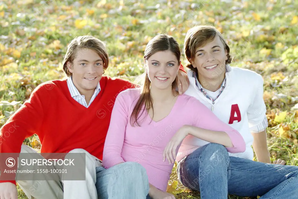 Woman, men, young, smiling, meadow,  sitting, group picture,   Series, clique, group, three, 20-30 years, youth, youthful, friends, friendship, leisur...