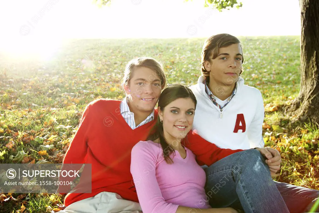 Woman, men, young, smiling, meadow,  sitting, group picture, back light,   Series, clique, group, three, 20-30 years, youth, youthful, friends, friend...