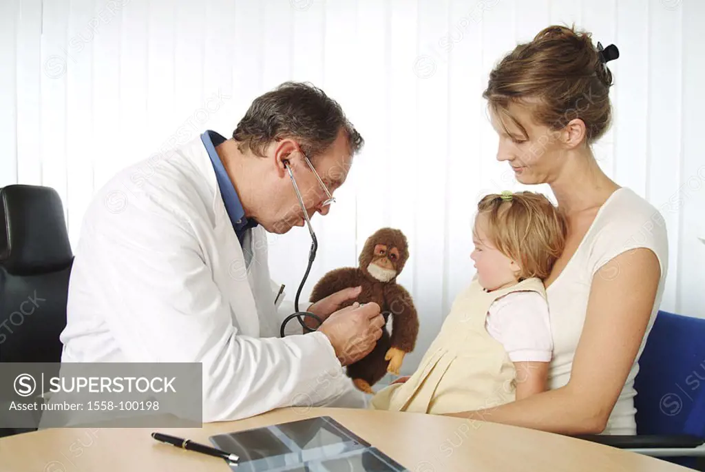 Consulting rooms, doctor, examination,  Material animal, mother, daughter, holding,  Half portrait,  Series, practice, doctor´s office, man, 50-60 yea...