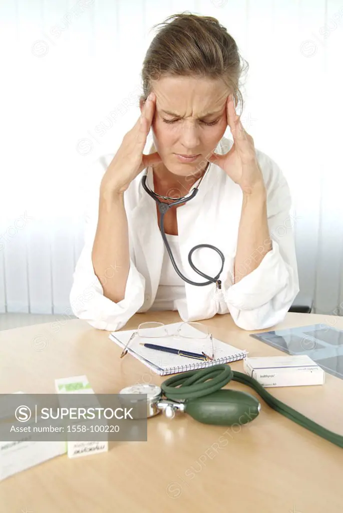 Doctor, gesture, headaches, Halbporträt,    Series, practice, doctor´s office, woman, 30-40 years, frocks, doctor frock, stethoscope, occupation, fixe...