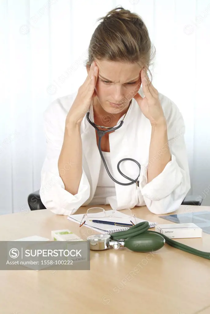 Doctor, gesture, headaches, Halbporträt,    Series, practice, doctor´s office, woman, 30-40 years, frocks, doctor frock, stethoscope, occupation, fixe...