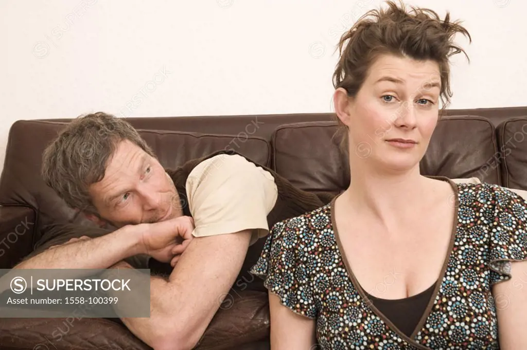 Couch, couple, middle age, man,   doubts inquiringly, woman, Halbporträt,   Living rooms, 30-40 years, 40-50 years, couple, lie, sitting, partnership,...