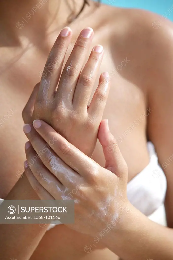 Woman, detail, hands, puts cream,   20-30 years, beauty, Beauty, cosmetics, skin, care, cosmetology, personal hygiene, skin foster product, skin resto...