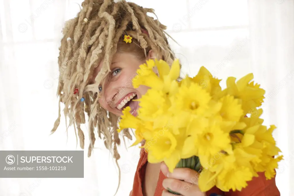 Woman, young, Dreadlocks, cheerfully, laughing,  Flower bouquet, daffodils, portrait,   20-30 years, blond, hairdo, Rastalocken, omitted, cheerfully, ...