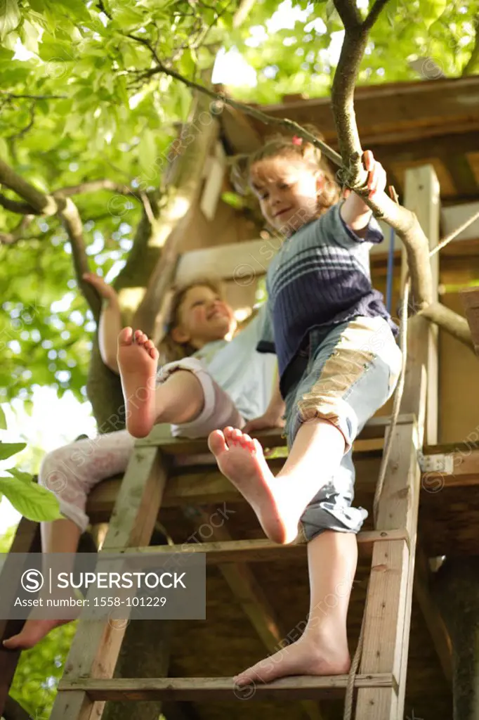 Deciduous tree, tree house, children, girls,  nakedfoot, cheerfully, around-climbs, summer,   Leisure time, vacation, summer vacation, adventure game ...