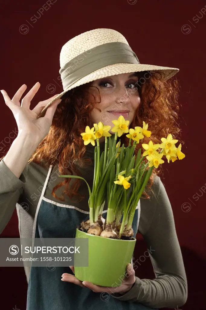 Woman, young, rehaired, Gartenschürze,  Gesture, sunhat, flowerpot, smiling,  Daffodils, Halbporträt,  Gardener, hobby gardener, 20-30 years, long-hai...
