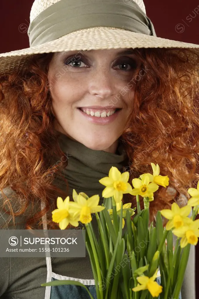 Woman, young, rehaired, Gartenschürze,  Sunhat, smiling, daffodils, portrait,   Gardener, hobby gardener, 20-30 years, long-haired, curls, freckles, a...