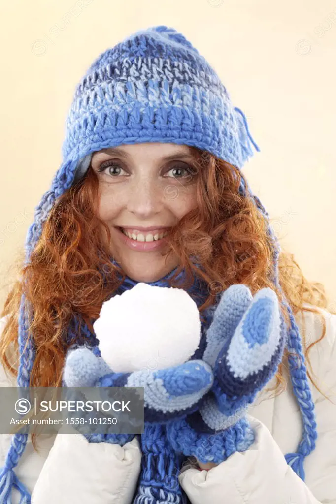 Woman, young, rehaired, Wintermütze,  Scarf, gloves, snowball,  shows, cheerfully, smiling, portrait,  20-30 years, long-haired, curls, naturalness, c...