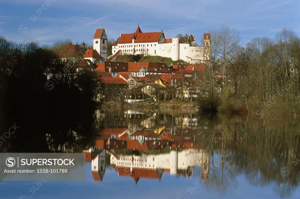 Germany, Bavaria, Allgaeu,  Feet, view at the city, river Lech,  Reflection, water surface,  Southern Germany, king corners, city, buildings, houses, ...