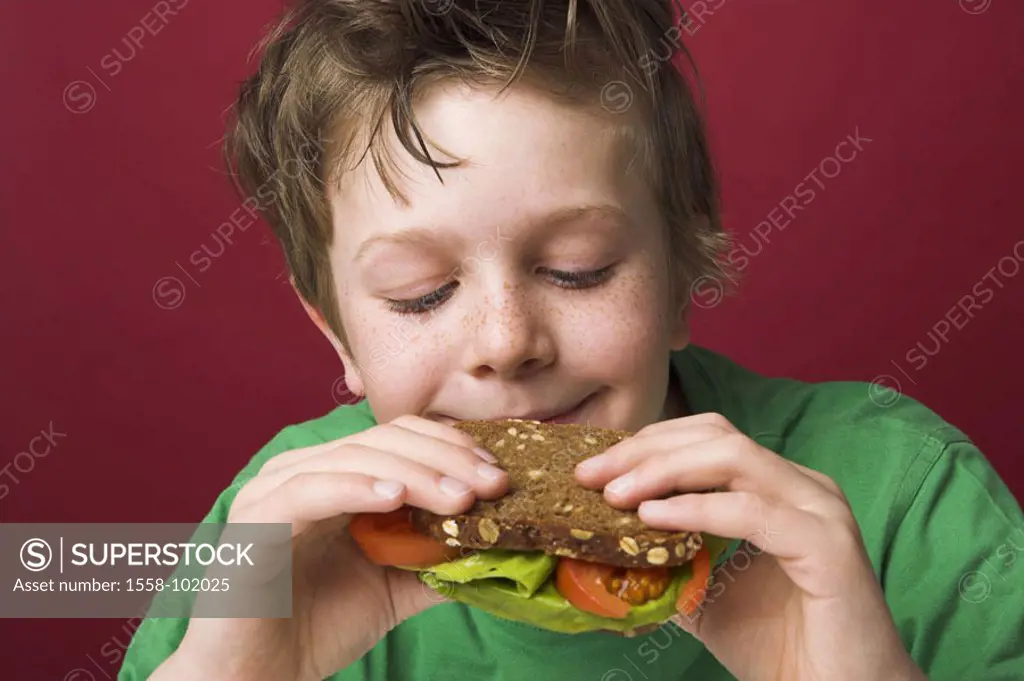 boy, whole-wheat bread, eat, portrait, truncated,   Series, 10 years, child, freckles, T-shirt green, snack, bread, salad, proves tomatoes, pause brea...