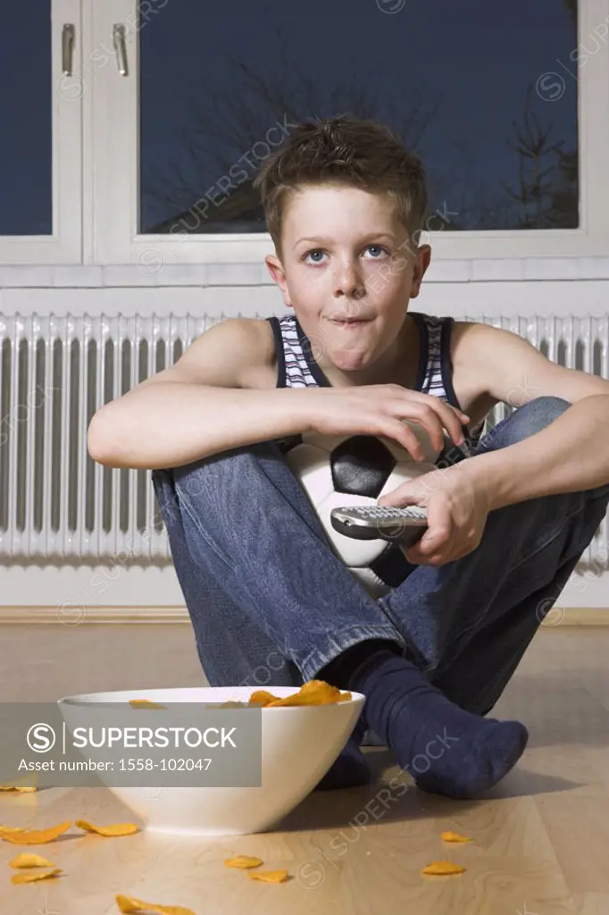 boy, floor, sitting, television, Soccer game, looking at, ball, Knabbergebäck,   10 years, child, football fan, tension, concentration,  worries, obse...