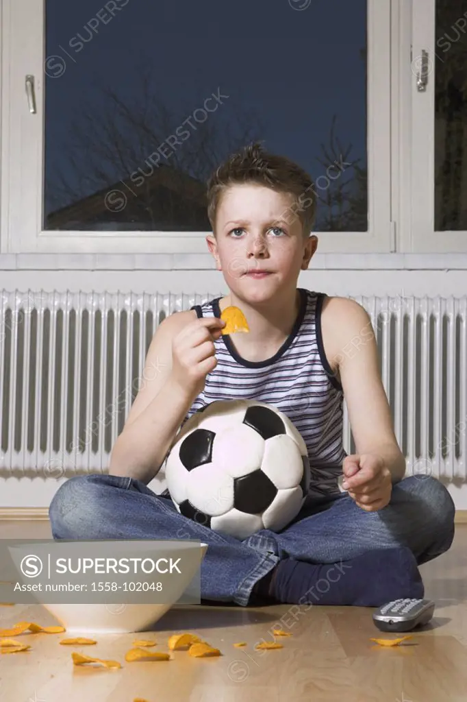 boy, floor, sitting, television, Soccer game, looking at, ball, Knabbergebäck,   10 years, child, football fan, tension, concentration,  worries, obse...