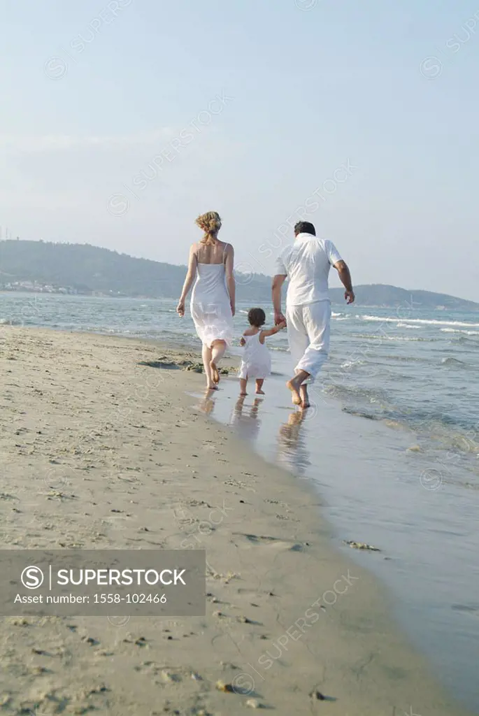 Family, hand in hand, Strandspaziergang,  view from behind,   Parents, 30-40 years, child, toddler, girls, 1-2 years, clothing, leisurewear, white, co...