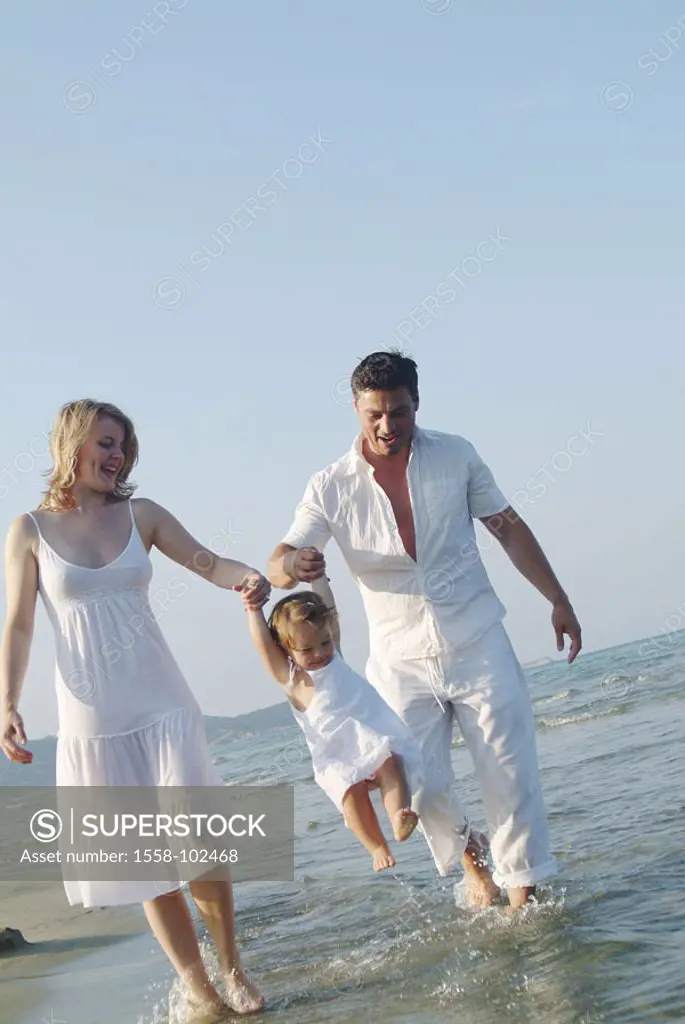 Family, hand in hand, Strandspaziergang,    Series, parents, 30-40 years, child, toddler, girls, 1-2 years, clothing, leisurewear, white, playing, swi...