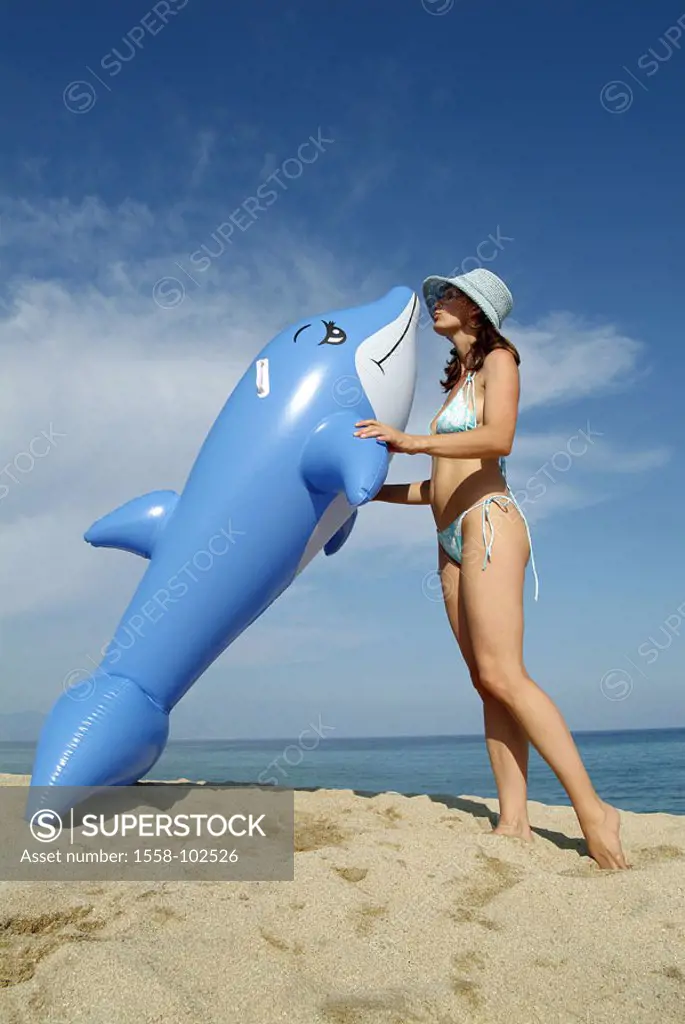 Woman, young, bikini, hat, Schwimmtier,  Dolphin, light-blue, beach, kisses,   Series, 20-30 years, figure slim, on the side, stand, bath clothing, he...