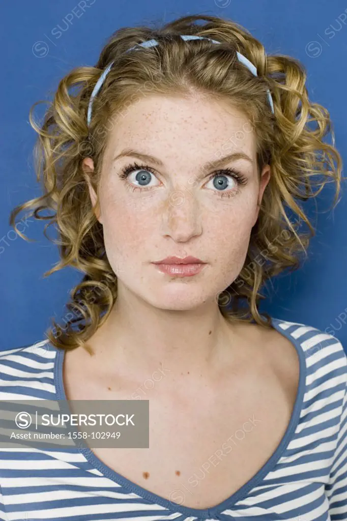 Woman, blond, curls, amazes, portrait,    Series, 20-30 years, freckles, roved top, braids, blue-white hair tires, gaze camera, seriously, surprises, ...