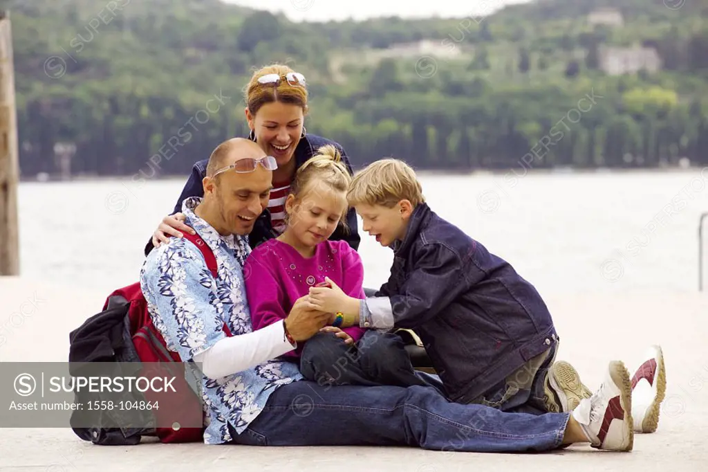Italy, Lake Garda, parents, children, shores, sitting, cell phone